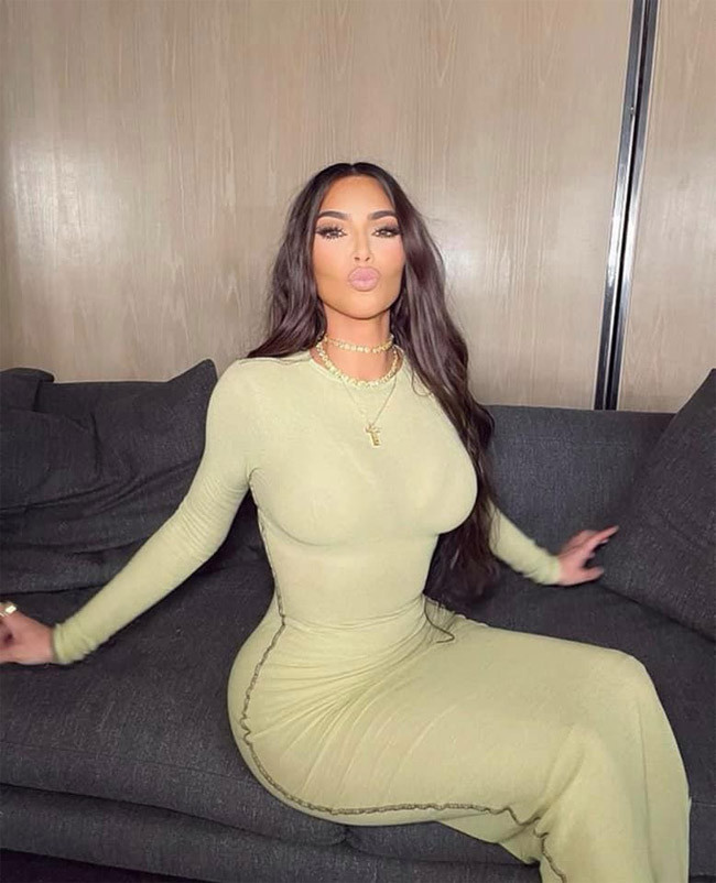 Theo Forbes, kể từ năm 2012, mỗi năm Kim kiếm được ít nhất 10 triệu USD từ chương trình truyền hình thực tế “Keeping Up with the Kardashians”, các chiến dịch quảng cáo, bài đăng trên mạng xã hội, ứng dụng trò chơi Kim Kardashian: Hollywood.