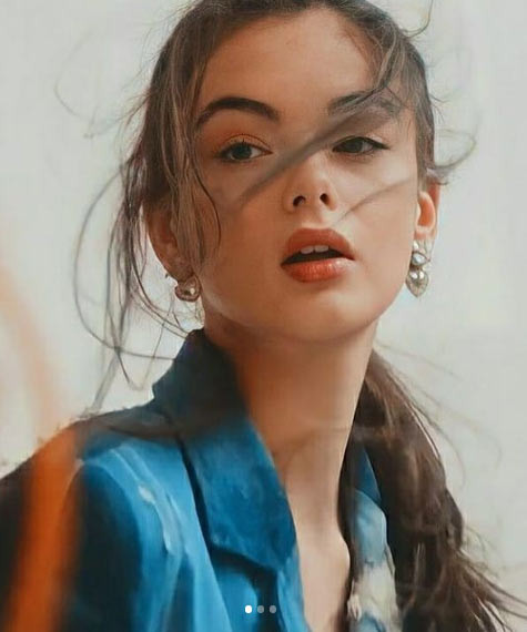 Deva Cassel sinh ngày 12/12/2004, là con gái của nữ diễn viên nổi tiếng Monica Bellucci và nam đồng nghiệp người Pháp Vincent Cassel.