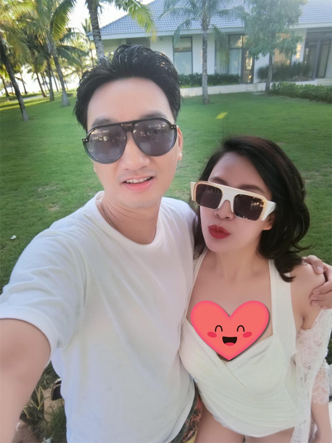Mỗi dịp lễ Tết hay kỷ niệm, Thành Trung luôn dành tặng vợ những món quà đồ hiệu đắt tiền hoặc đưa vợ đi du lịch.