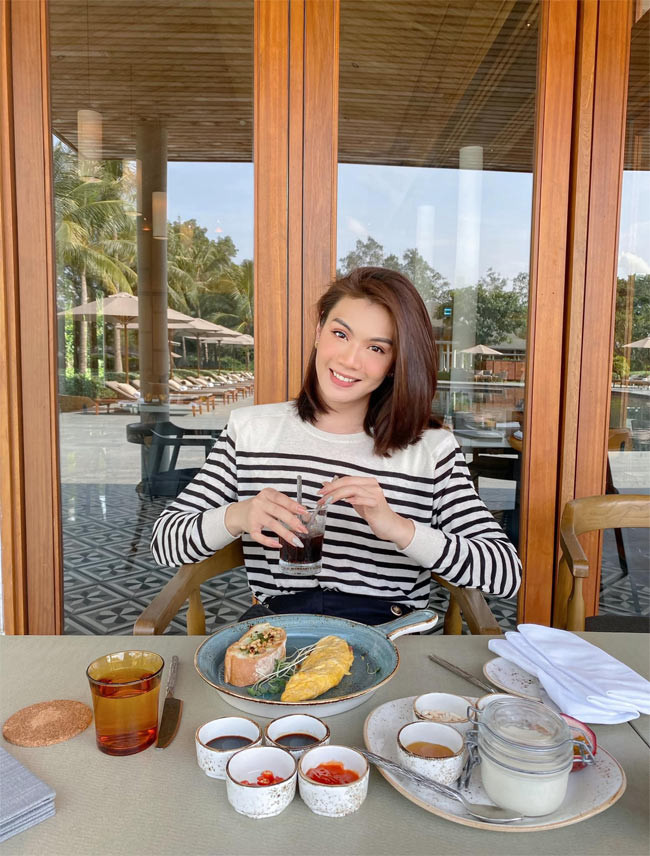 “... Những người muốn chuyển giới là những người về mặt sinh lý cảm thấy khó chịu với cơ thể của mình. Họ muốn có ngực và cơ quan sinh dục nữ. Tôi không có ý định chuyển giới, tôi hoàn toàn hài lòng với cơ thể, không muốn thay đổi gì hết. Nếu thực sự muốn chuyển giới thì tôi đã thay đổi từ lâu rồi, tôi không có chuyện gì muốn mà không dám làm", Đào Bá Lộc giãi bày với 2sao.vn.