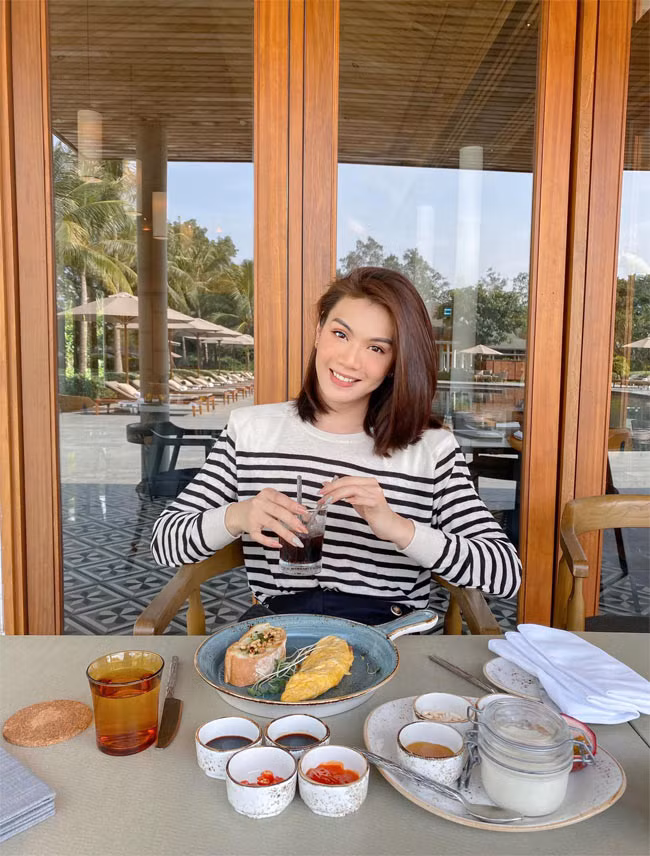 “... Những người muốn chuyển giới là những người về mặt sinh lý cảm thấy khó chịu với cơ thể của mình. Họ muốn có ngực và cơ quan sinh dục nữ. Tôi không có ý định chuyển giới, tôi hoàn toàn hài lòng với cơ thể, không muốn thay đổi gì hết. Nếu thực sự muốn chuyển giới thì tôi đã thay đổi từ lâu rồi, tôi không có chuyện gì muốn mà không dám làm", Đào Bá Lộc giãi bày với 2sao.vn.