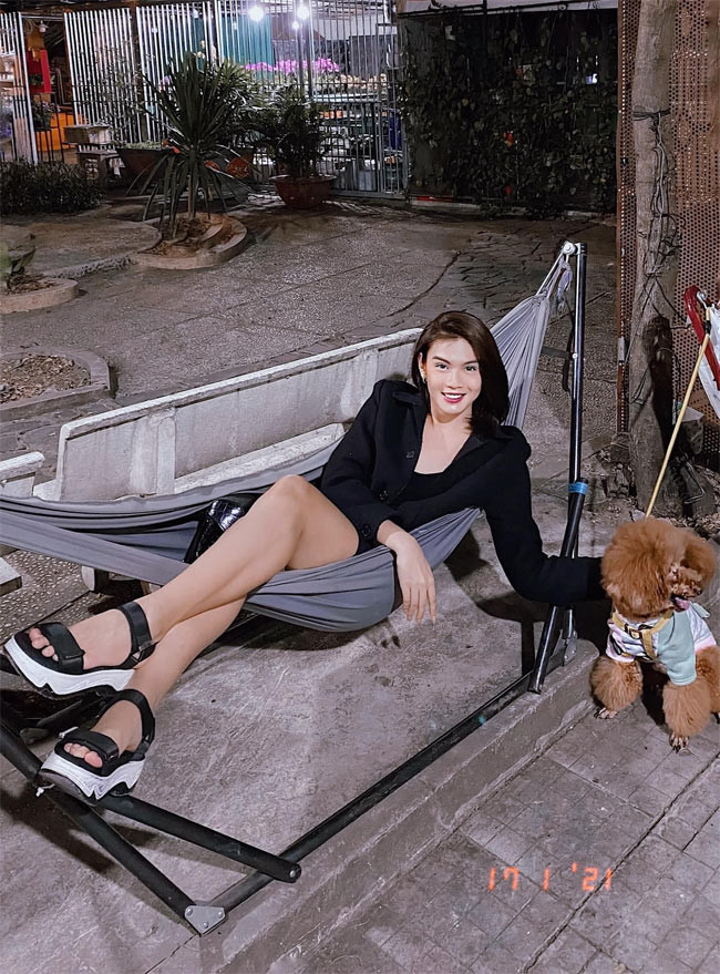 Khuôn mặt, dáng vẻ, nụ cười của Đào Bá Lộc xinh đẹp hệt như một cô gái.