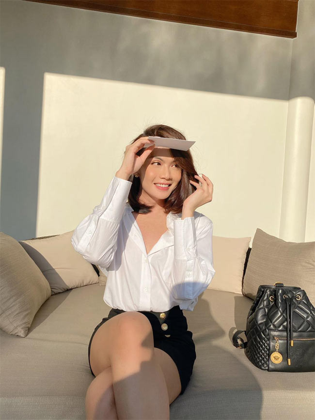 Từ khuôn mặt, cử chỉ của giọng ca sinh năm 1993 đều toát lên vẻ yểu điệu, thục nữ.