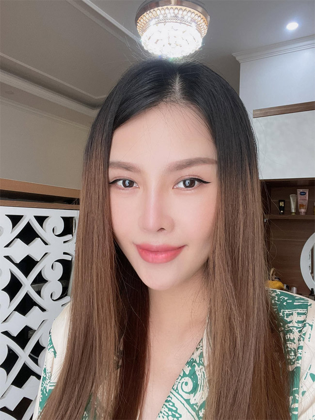 Không chỉ vóc dáng, khuôn mặt của Quế Vân cũng rất thon gọn dù sinh con chưa được đầy tháng.