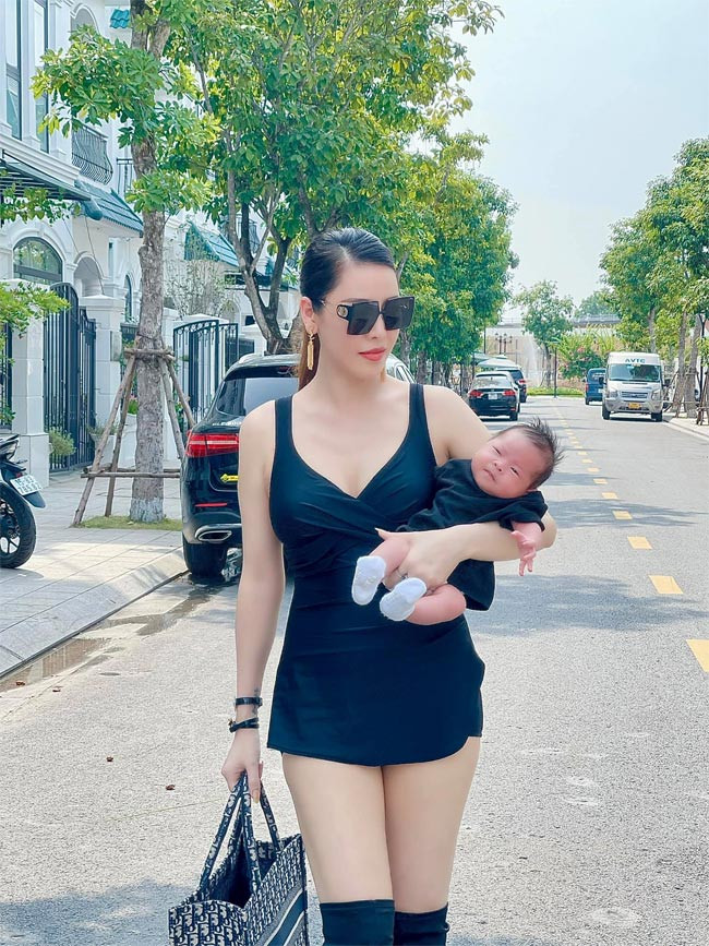 Nhờ chăm chỉ tập luyện và ăn uống theo chế độ lành mạnh nên người đẹp sinh năm 1982 nhanh chóng lấy lại vóc dáng sau sinh.