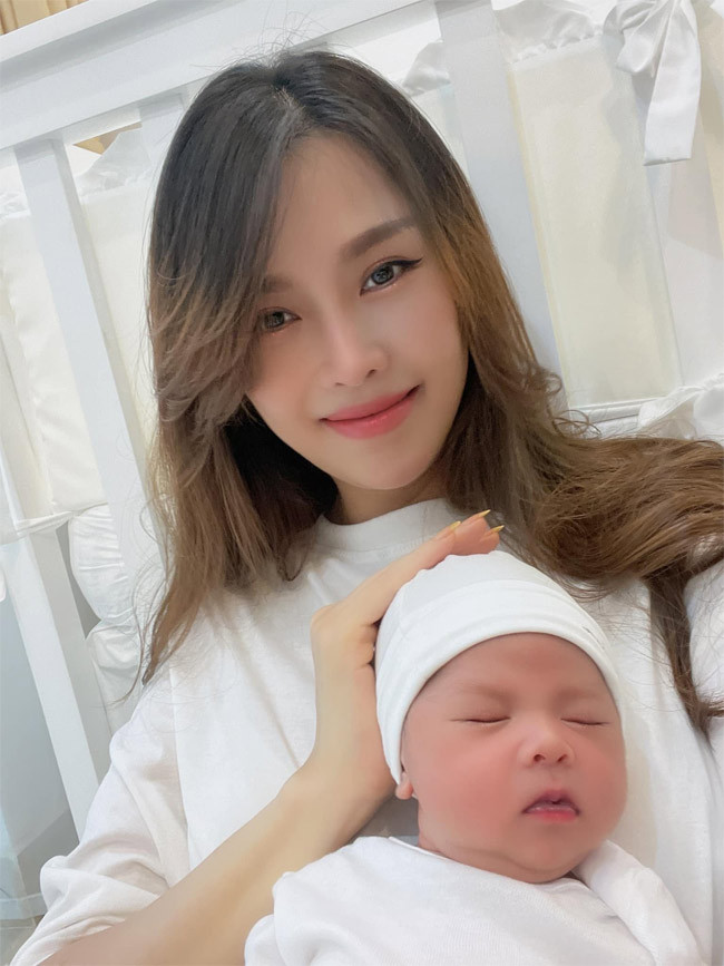 Quế Vân khoe dáng nuột sau 1 tháng sinh con trai thứ ba Que Van khoe dang nuot sau 1 thang sinh con trai thu ba
