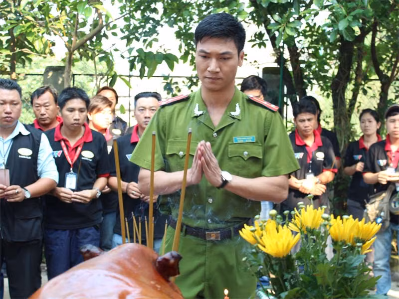 Năm 2012, Mạnh Trường vào vai thượng uý Hoàn trong phim "Bí mật tam giác vàng". Nam diễn viên sinh năm 1985 anh thường xuyên bị ê ẩm, bầm tím người khi thực hiện những cảnh quay hành động trong phim. (Ảnh: VTV)