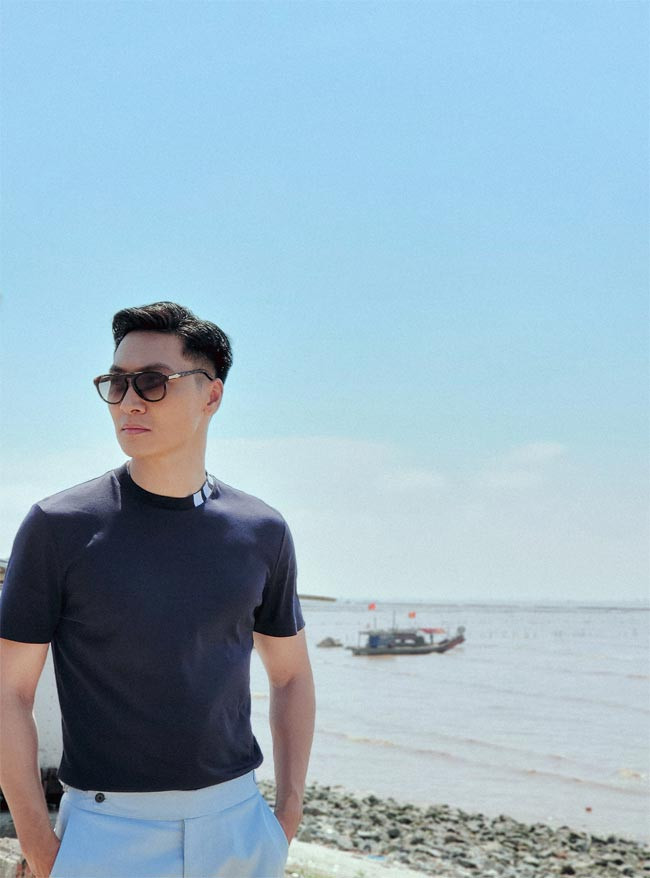 Năm 2021, vai "Shark" Long trong "Hương vị tình thân" khiến Mạnh Trường trở thành một trong những nam diễn viên được chú ý nhất màn ảnh VTV. (Ảnh: FBNV)