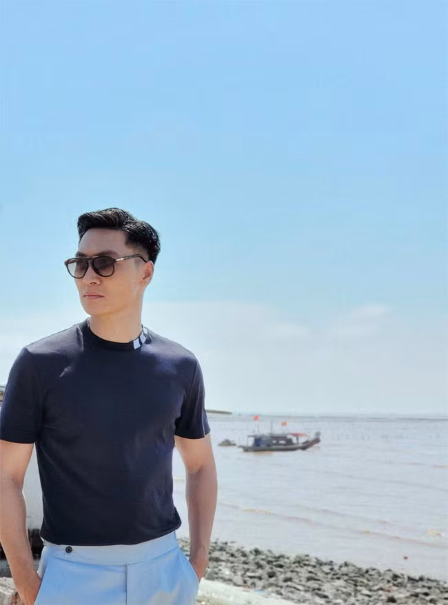 Năm 2021, vai "Shark" Long trong "Hương vị tình thân" khiến Mạnh Trường trở thành một trong những nam diễn viên được chú ý nhất màn ảnh VTV. (Ảnh: FBNV)