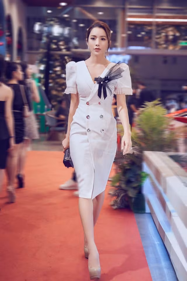 Cô vẫn tự tin diện váy áo ôm sát bởi vòng eo rất thon gọn dù đã ba lần sinh con.