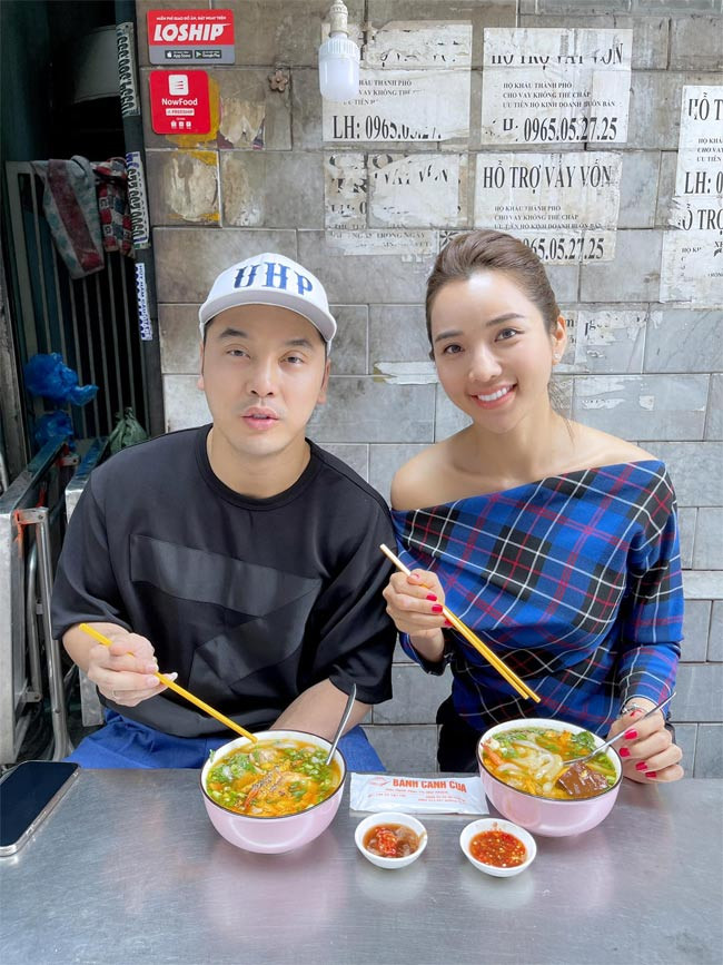 Trước khi gắn bó với cựu thành viên nhóm 1088, Kim Cương đã có một con trai riêng. Hiện bé đang sống cùng mẹ, hai em và bố dượng Ưng Hoàng Phúc.