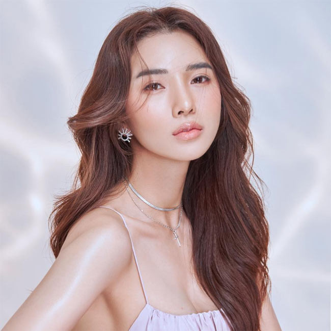 Ngoài làm mẫu, cô lấn sân diễn xuất qua một số bộ phim như "Dục vọng", "Ngũ quái cô nương"...