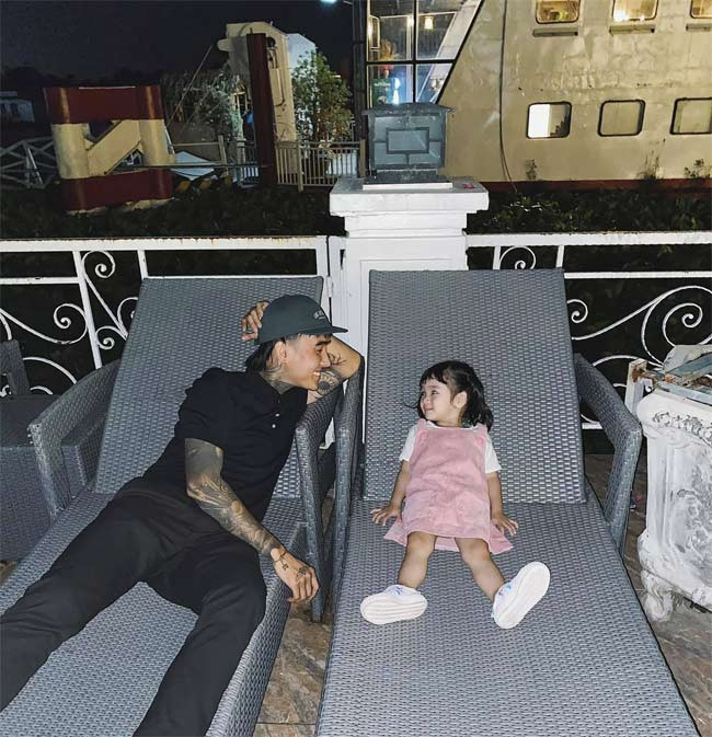 Bà mẹ hai con cũng hết lời ca ngợi tình mới: “Đạt có thể thay tã, chăm con, pha sữa, chơi cùng con, đó là việc mà chưa chắc gì 1 vài người ba ruột đã làm hoặc chịu làm…”.