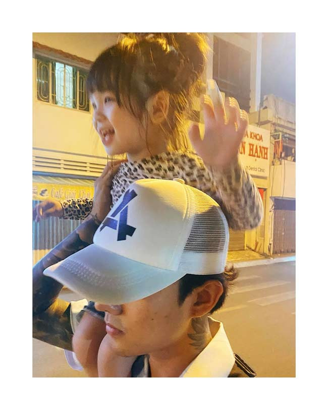 Đạt G công kênh con gái Bảo Ngọc trên vai, yêu chiều con của người yêu như con gái ruột của mình.