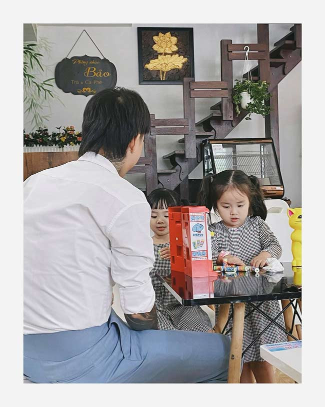 Đạt G rất quan tâm, chăm sóc hai con gái của Bảo Ngọc.