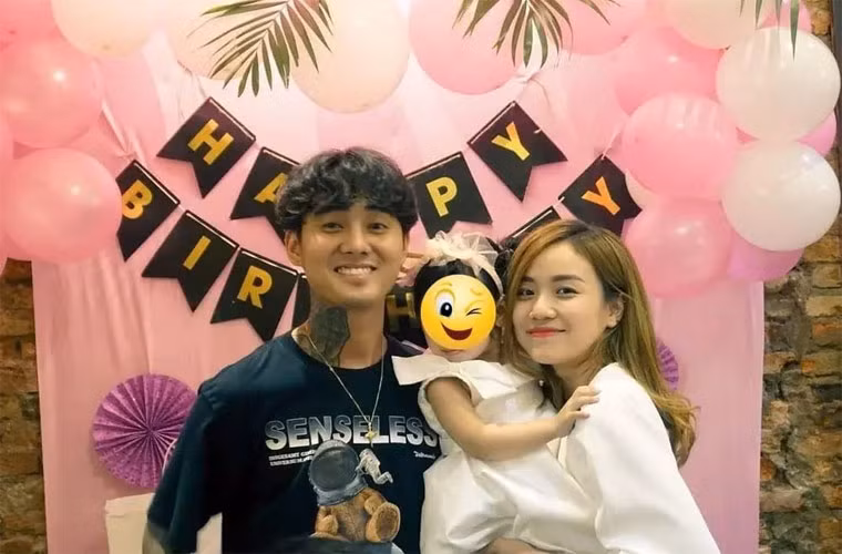 Dân mạng lập tức tìm ra bằng chứng Đạt G xuất hiện bên Bảo Ngọc. Anh có mặt trong tiệc sinh nhật của con gái Bảo Ngọc.