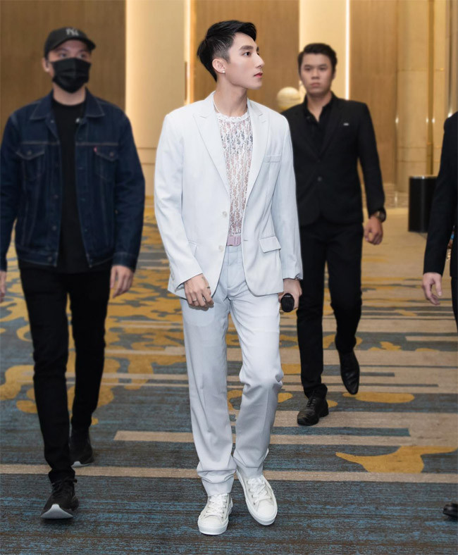 Năm 2012, Sơn Tùng trở thành thủ khoa Nhạc viện TP.HCM với số điểm đầu vào là 25,5, thuộc thang điểm cao nhất của nhạc viện.