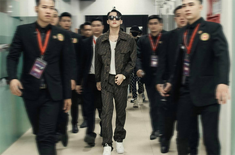 Sơn Tùng được bố mẹ phát hiện tài năng ca hát từ năm 2 tuổi. Lên 8 tuổi, anh tham gia sinh hoạt ở Cung văn hóa thiếu nhi tỉnh Thái Bình và học chơi đàn organ.