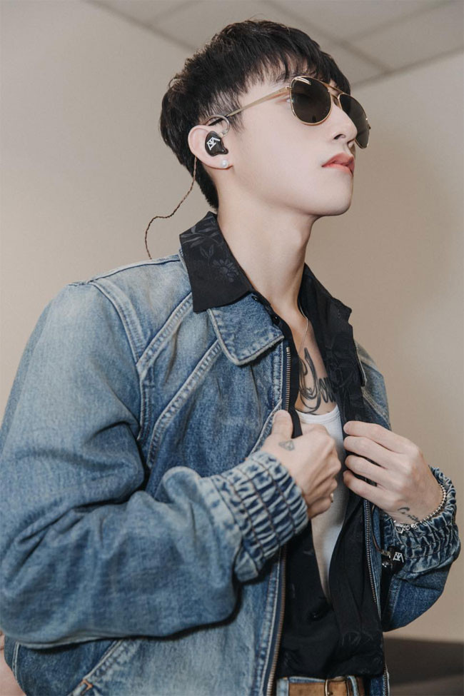 “Cơn mưa ngang qua” là tác phẩm đầu tay của Sơn Tùng. Anh viết bài này cho nhóm Over Band và Young Pilots trước khi tự mình thu âm bài hát.