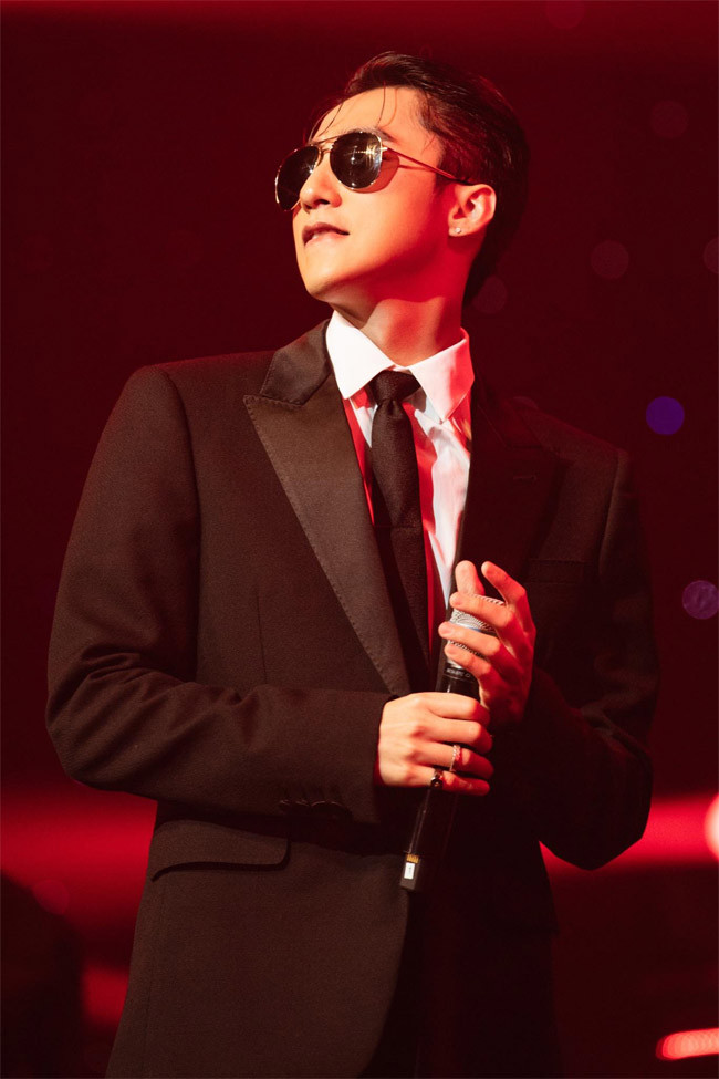 Với khả năng ca hát, sáng tác cùng ngoại hình sáng, Sơn Tùng M-TP là một trong những ca sĩ thành công nhất ở Việt Nam và có lượng fan rất hùng hậu.