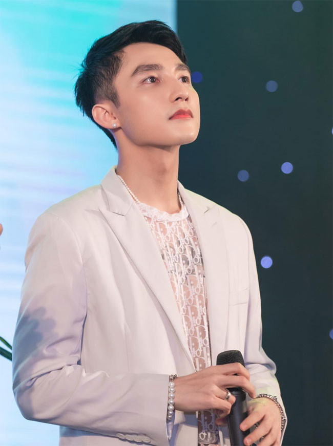 Năm 2011, “Cơn mưa ngang qua” được chia sẻ trên Zing MP3 và chỉ sau hai tháng phát hành bài hát đã đạt được 1.7 triệu lượt nghe trực tuyến.