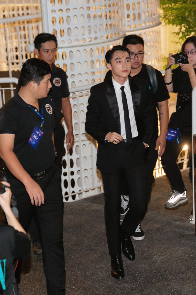 Giọng ca quê Thái Bình trở thành nghệ sĩ Việt Nam đầu tiên lọt vào bảng xếp hạng Billboard Social 50 với vị trí 28 vào năm 2020.