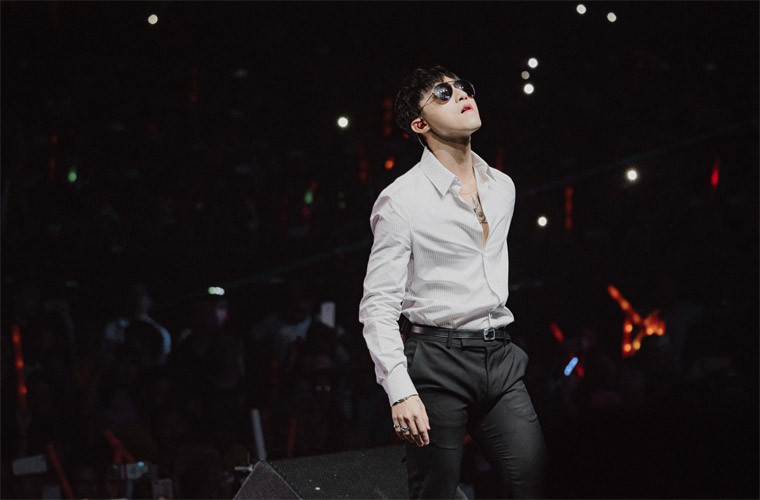 Nam ca sĩ sinh năm 1994 còn được mệnh danh là “Hoàng tử V-pop”. Anh còn được xem là một biểu tượng thời trang của Việt Nam, mặc dù phong cách thời trang của Sơn Tùng hay bị so sánh với G-Dragon.