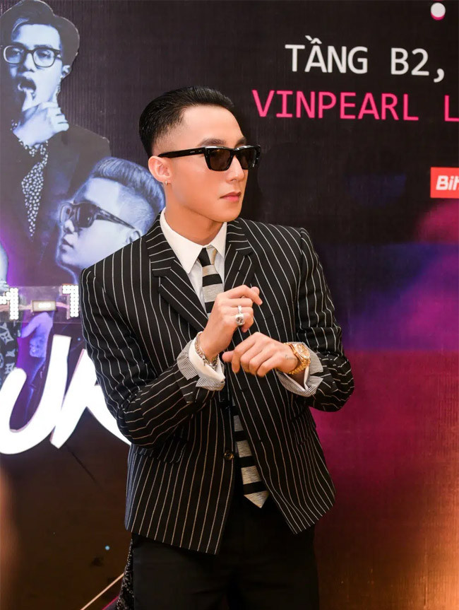 Năm 2017, Elle Việt Nam đã trao cho anh giải thưởng Phong cách dành cho Nam ca sĩ sành điệu nhất.