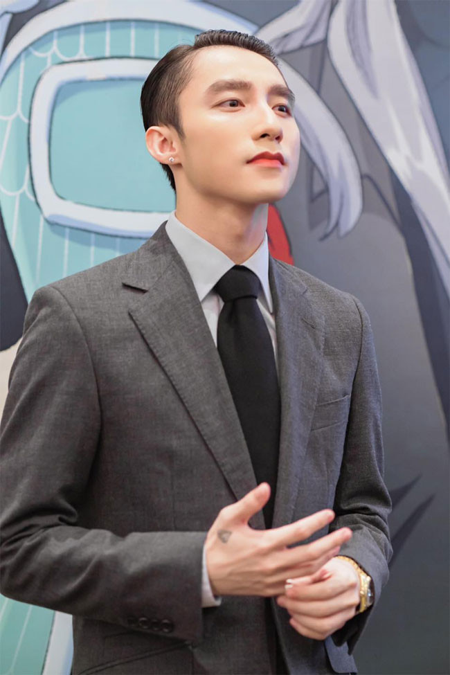 Năm 2009, anh cùng với bạn cùng lớp thành lập một nhóm nhạc, lấy tên là Over Band, bắt đầu sáng tác và đăng tải các bài hát của mình lên một trang web độc lập chuyên về lĩnh vực âm nhạc có tên là LadyKillah.