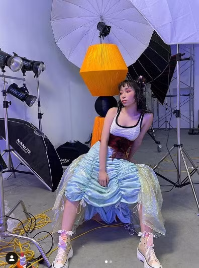 Thế nên sự thay đổi táo bạo lần này của Mỹ Anh cũng khiến không ít fan bất ngờ.