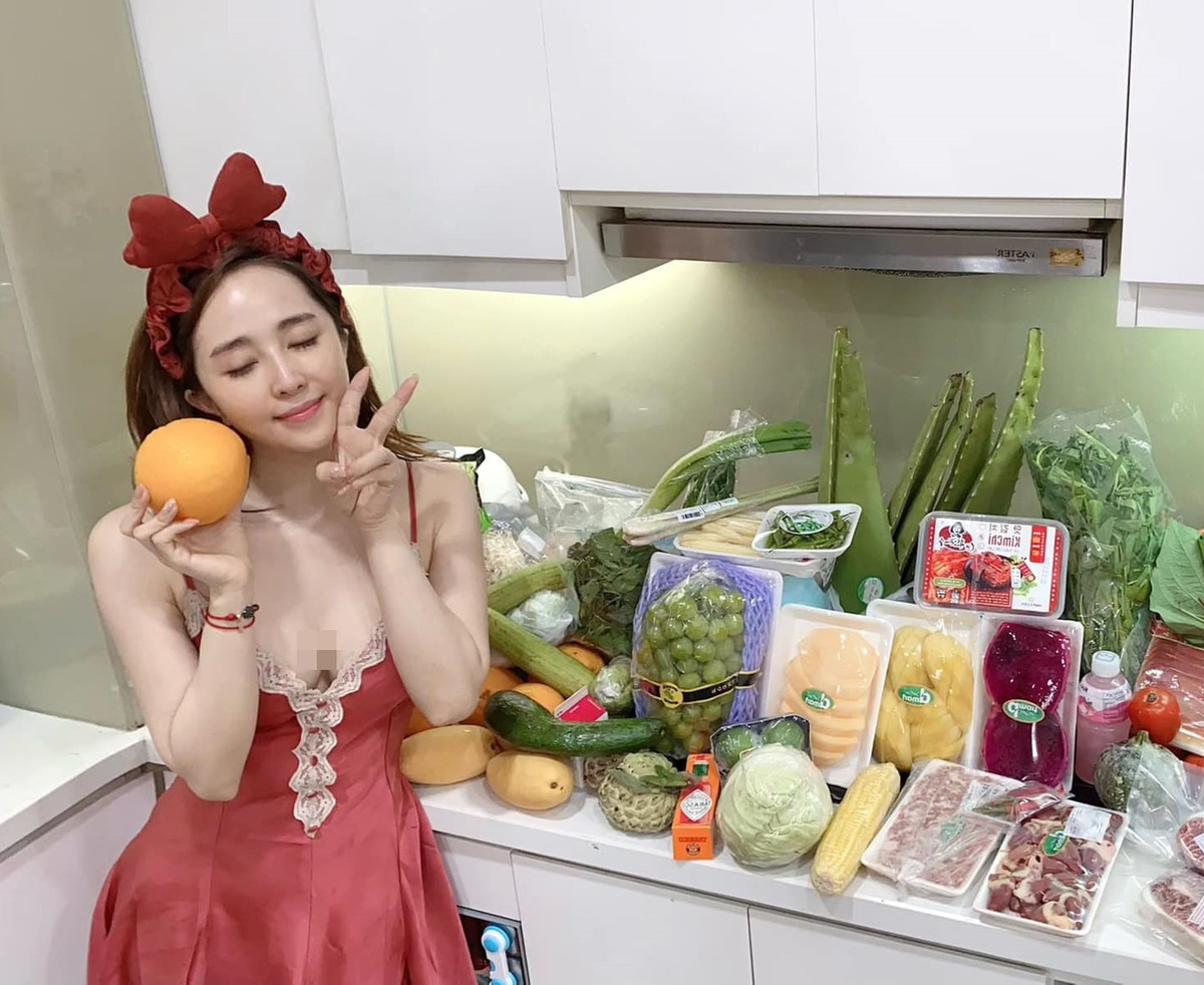 "Cá sấu chúa" Quỳnh Nga diện váy ngủ trễ nải khoe kho thực phẩm tích trữ trong mùa dịch nhưng lại khiến dân tình "mất tập trung" với vòng 1 căng tràn.