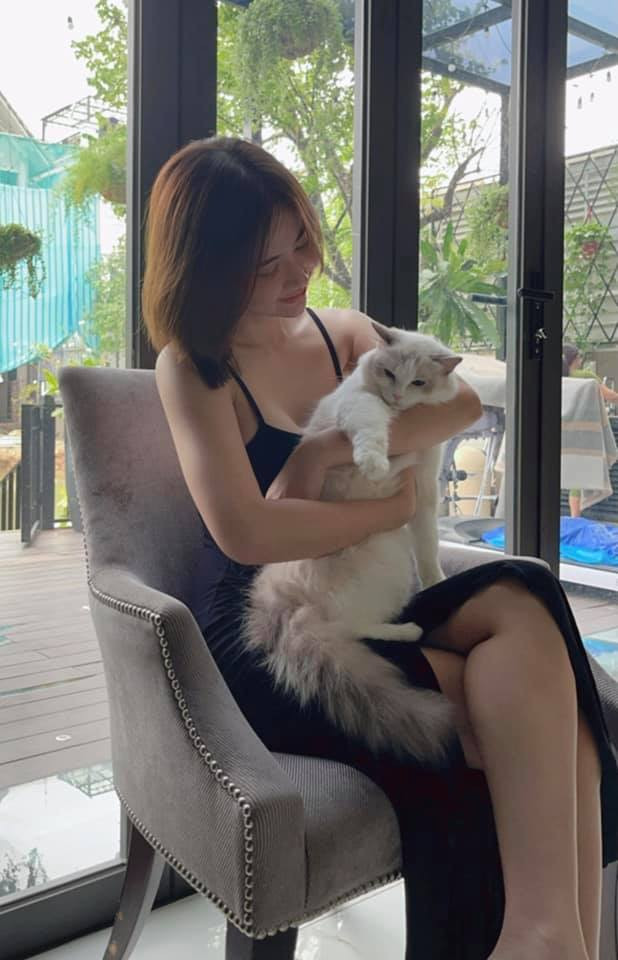 Khoe khoảnh khắc vui đùa với thú cưng, Huyền Lizzie được fan khen ngợi về nhan sắc trong bộ đồ ngủ tông màu tối mà vẫn quyến rũ, giúp nữ diễn viên khoe vòng một căng đầy "lấp ló".