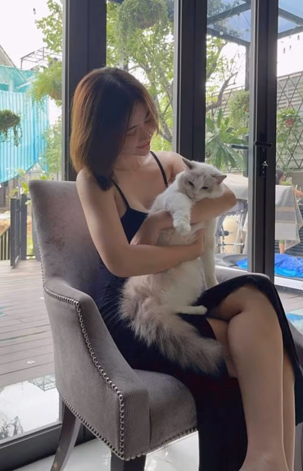 Khoe khoảnh khắc vui đùa với thú cưng, Huyền Lizzie được fan khen ngợi về nhan sắc trong bộ đồ ngủ tông màu tối mà vẫn quyến rũ, giúp nữ diễn viên khoe vòng một căng đầy "lấp ló".