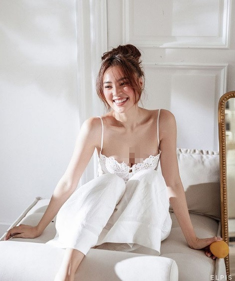 Diện bộ đồ trắng với chiếc áo hai dây ren cúp ngực, Lan Ngọc quyến rũ "chết người" với vòng 1 như muốn tràn ra ngoài.