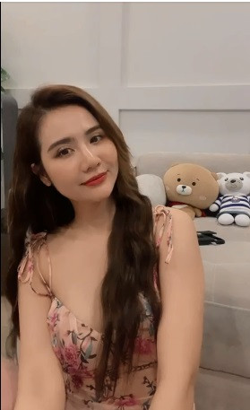 Cựu hot girl diện váy ngủ gợi cảm trong livestream mới đây.