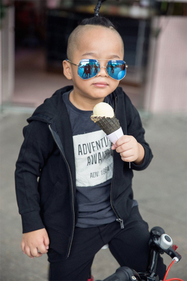 Con trai hay con gái cũng đều được bố Đỗ Mạnh Cường đầu tư trang phục chỉn chu, đắt tiền.