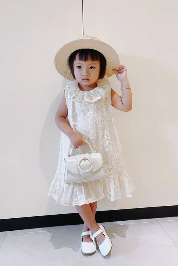 Mới đây NTK Đỗ Mạnh Cường nhận nuôi thêm bé gái thứ 8 và hình ảnh bé Sóc ngày đầu đến trường với trang phục toàn màu trắng, đeo túi hàng hiệu gây chú ý.