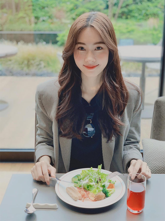 Dù không bao giờ ăn mặc hở hang để khoe body, nhưng Thu Thảo luôn có sức cuốn hút rất mạnh.