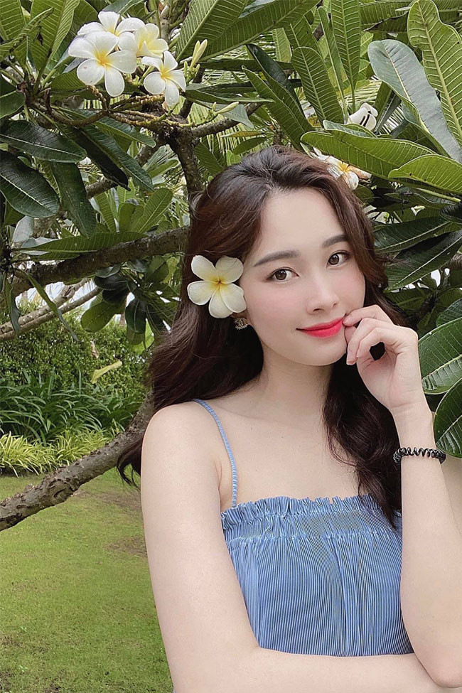 Cuộc sống viên mãn, không phải lo lắng về kinh tế cũng là một trong những yếu tố giúp người đẹp gốc Bạc Liêu luôn giữ được thần thái sang chảnh, tươi trẻ.