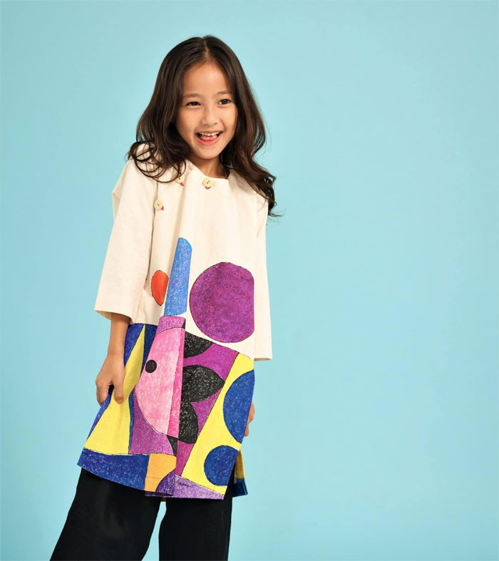 Viann có khuôn mặt trái xoan, đôi mắt lấp lánh cười. Các nét trên khuôn mặt con gái Hà Kiều Anh đều rất nhỏ nhắn, xinh xắn.