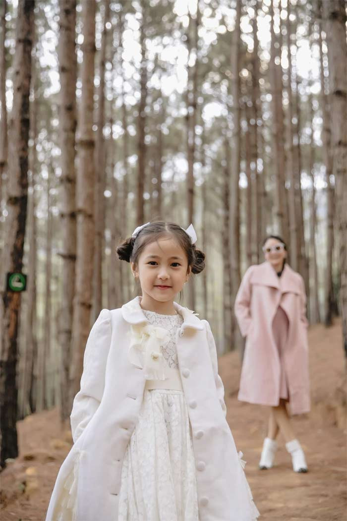 Thậm chí Viann còn được khen là lấn át cả vẻ đẹp của mẹ mỗi khi hai mẹ con sánh đôi.