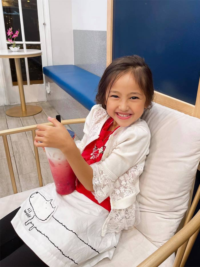 Mỗi khi mẹ Hà Kiều Anh chia sẻ ảnh con trên trang cá nhân, bức ảnh nào cũng nhận được rất nhiều lượt yêu thích và bình luận khen sắc đẹp của bé.