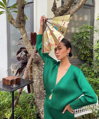 Nước da nâu cực Tây càng làm tôn lên vẻ đẹp và thần thái cuốn hút của cô nàng.