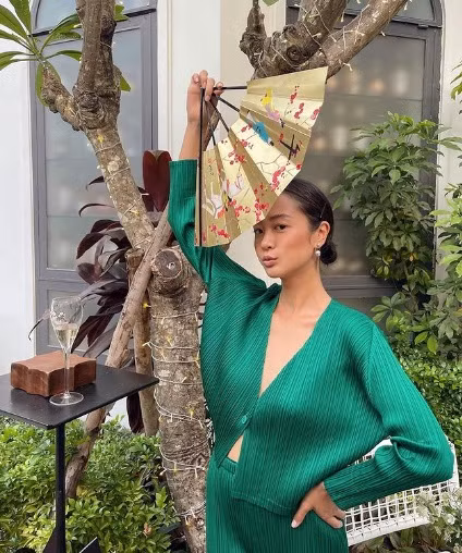 Nước da nâu cực Tây càng làm tôn lên vẻ đẹp và thần thái cuốn hút của cô nàng.