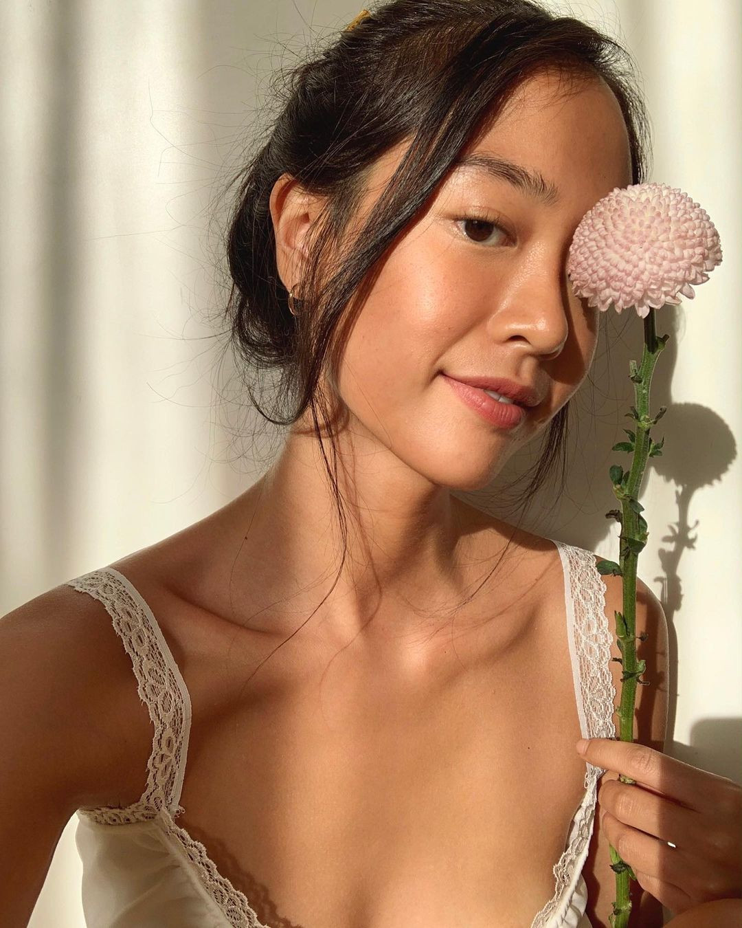 Không chỉ đẹp cổ điển, "nàng thơ" trong MV "Trốn tìm" của Đen Vâu còn sở hữu phong cách thời trang phóng khoáng, buông lơi gợi cảm hút hồn người đối diện.