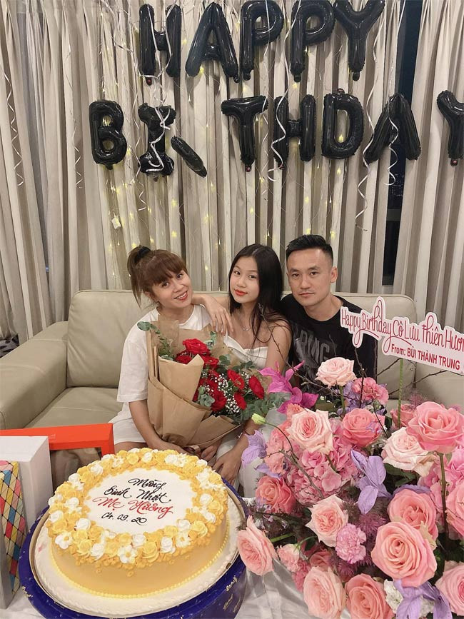 Hà Lưu Vy Uyên (tên ở nhà là Mimi), 16 tuổi là con gái của Lưu Thiên Hương và nhạc sĩ phối khí Sơn Hải.