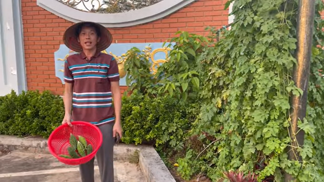 Năm 2016, khi nhà thờ Tổ nghiệp do anh bỏ hơn 100 tỷ đồng xây dựng đã hoàn thành, Hoài Linh rút dần khỏi các chương trình về “ở ẩn” tại nhà thờ Tổ.