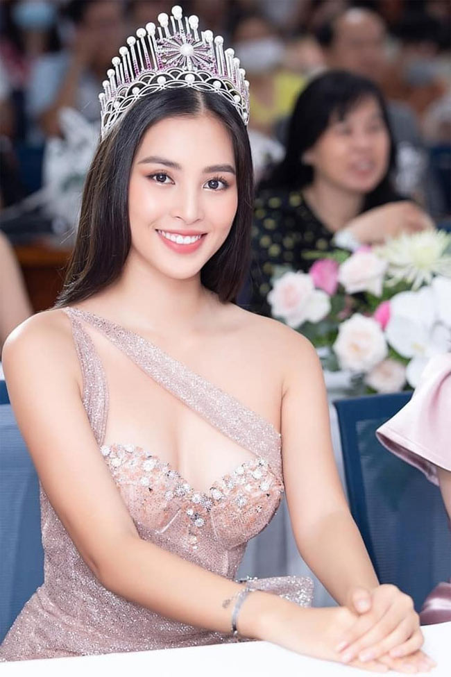 Những người ủng hộ người đẹp sinh năm 2000 lại cho rằng phong cách sexy, phóng khoáng hợp với cô.