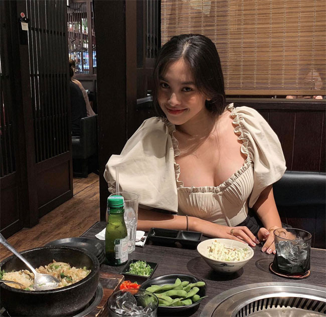  Thời trang đời thường của Tiểu Vy cũng vô cùng gợi cảm.