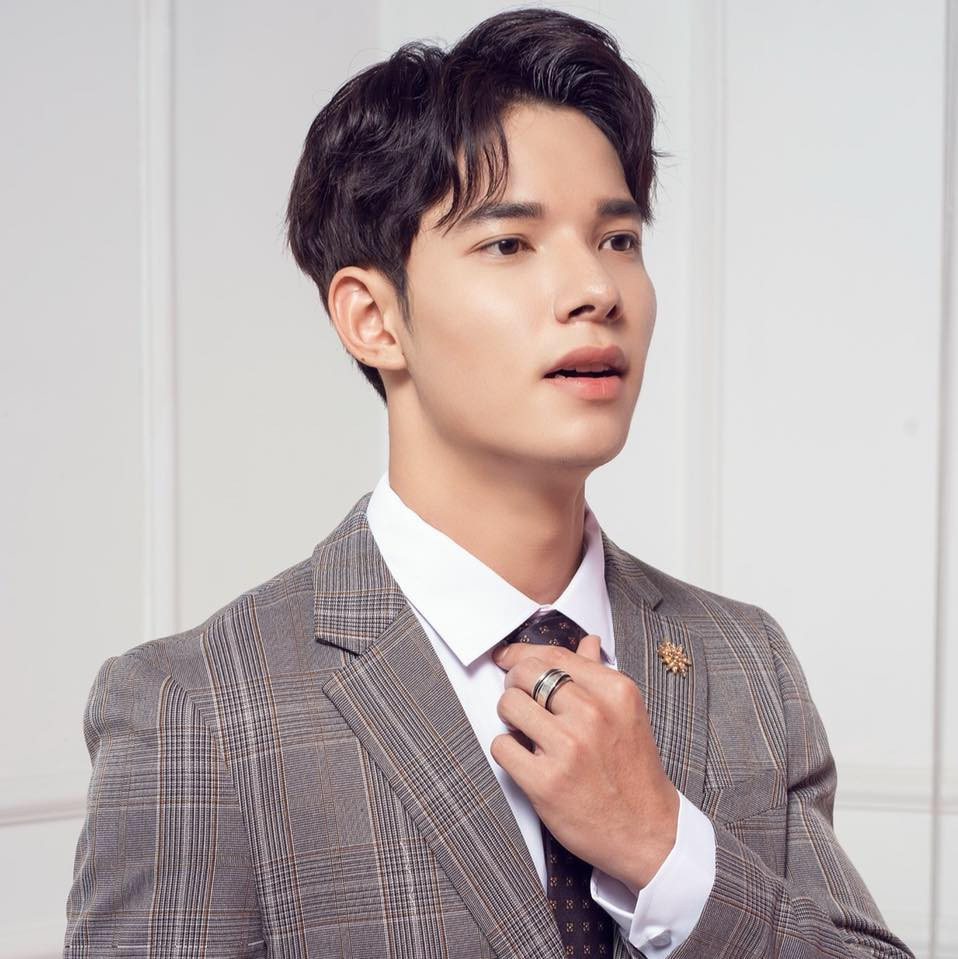 Em trai soái ca của Thu Quỳnh trên phim sở hữu gương mặt điển trai "lai Tây", nam tính cùng thân hình chuẩn "6 múi" với chiều cao 1m84.